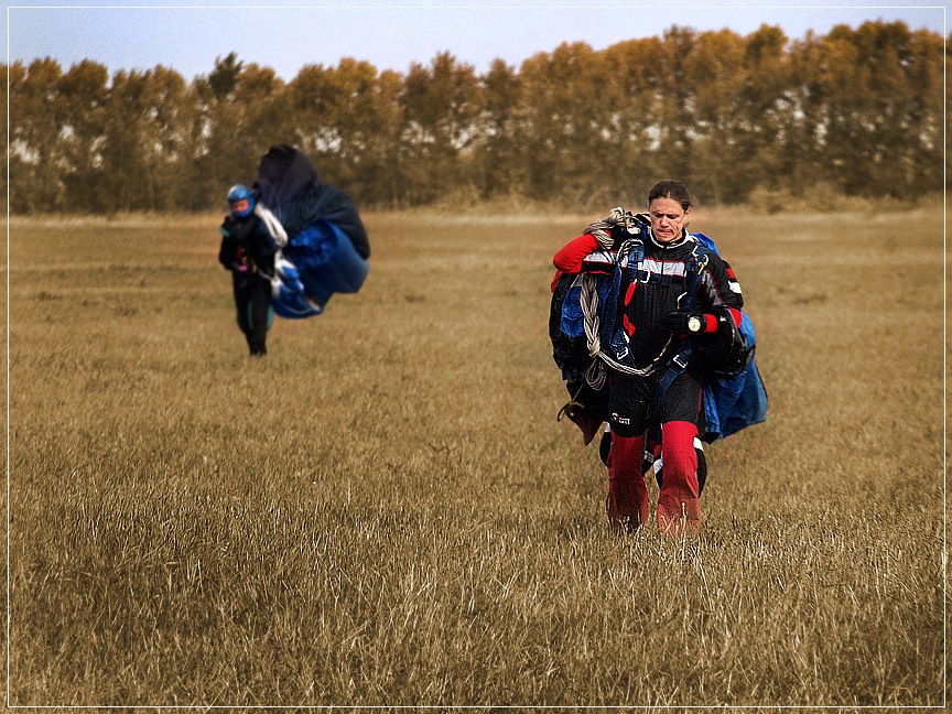 photo "Parachutists" tags: reporting, 
