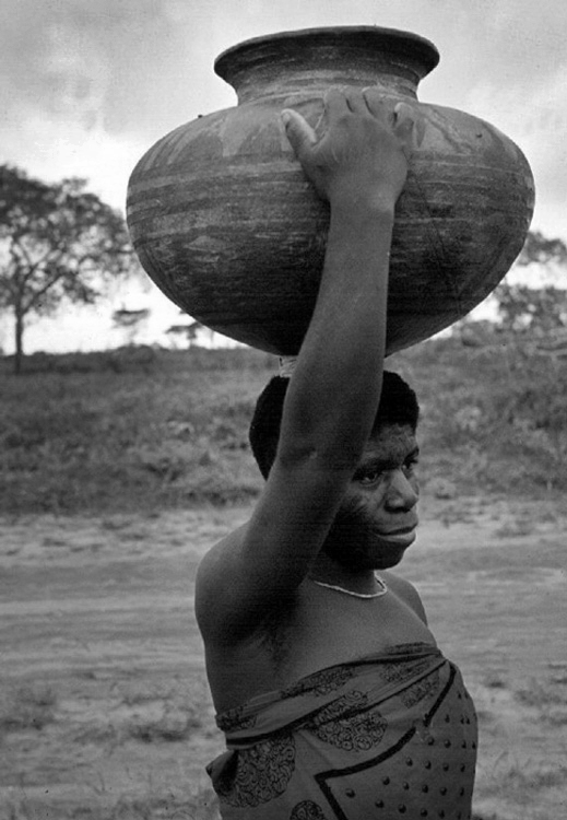 photo "MAKONDE WATER WOMAN" tags: portrait, landscape, forest, woman