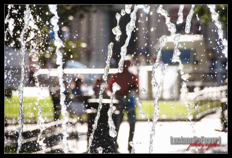 photo "Throught the fontain" tags: reporting, 