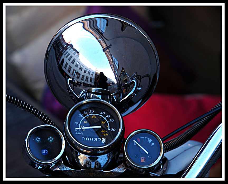 photo "Reflection Over Bike" tags: macro and close-up, city, 