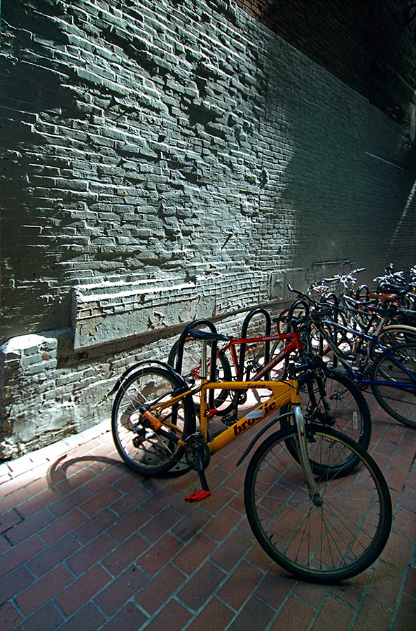photo "bicycles" tags: architecture, city, landscape, 