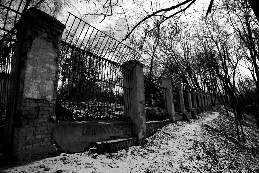 photo "Something depressing ..." tags: architecture, black&white, landscape, 