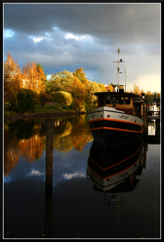 photo "River Boat 2" tags: landscape, autumn, water