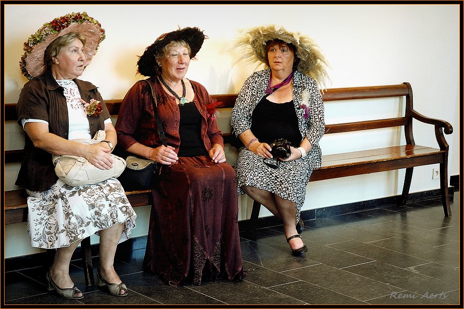 photo "ladies with hats" tags: portrait, reporting, woman