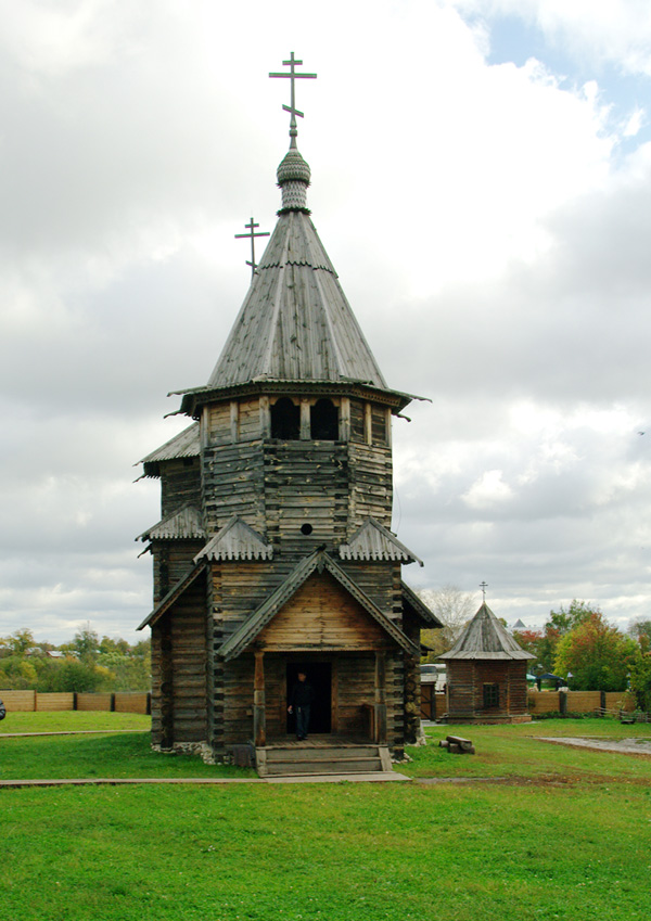 фото "Церковь.Дерево." метки: архитектура, пейзаж, 