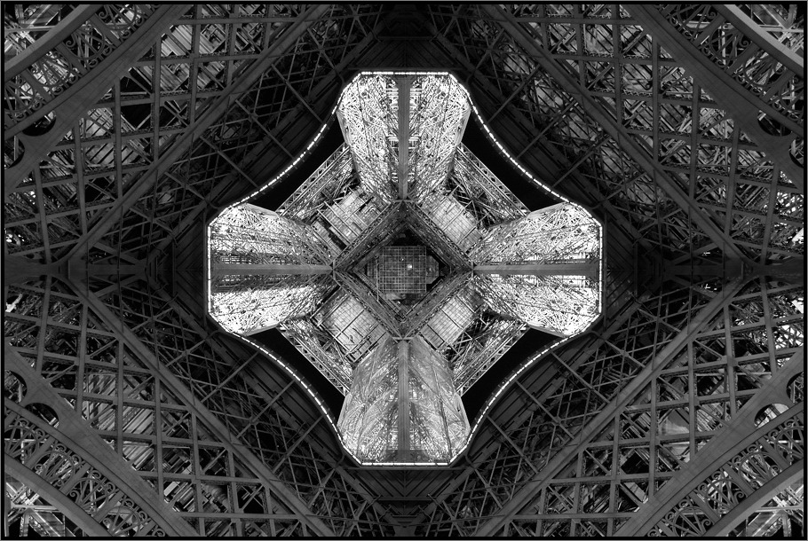 photo "Eiffel tower, view from the base." tags: abstract, 