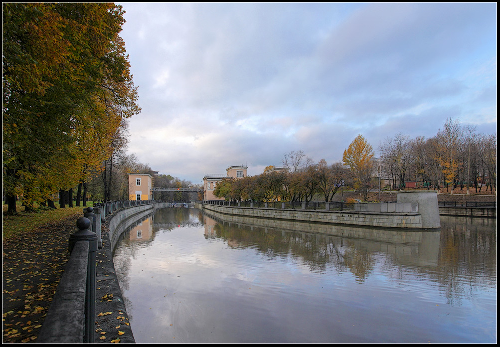 photo "Moscow. River Yauza. Gateway" tags: landscape, city, autumn