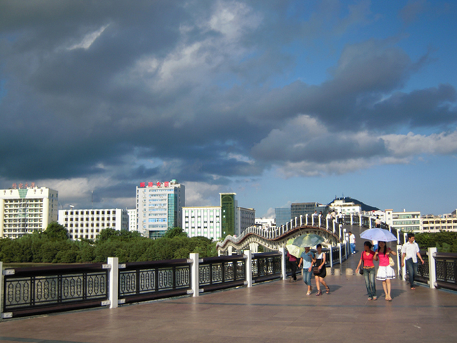 photo "something gonna happen..." tags: city, travel, Asia