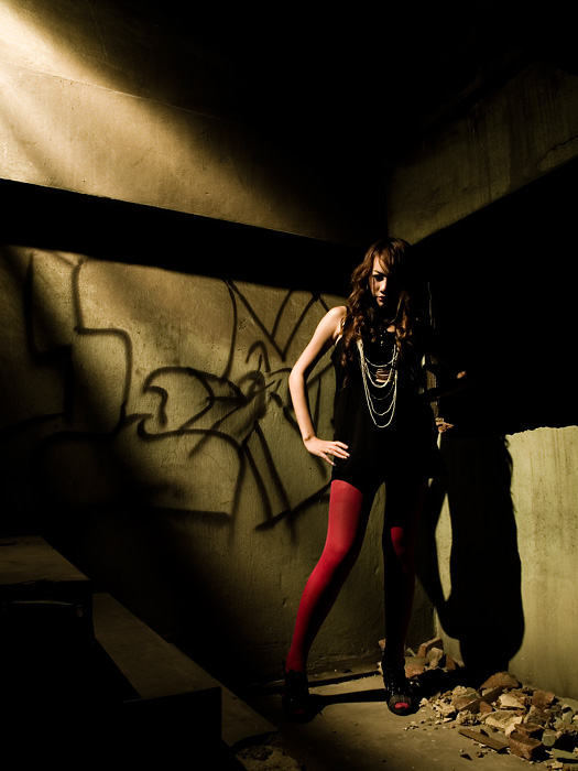 photo "Girl in the vacant building" tags: portrait, woman
