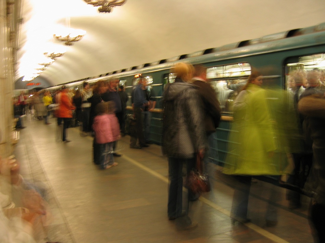 фото "подземной жизни суета" метки: абстракция, город, Москва, люди, метро