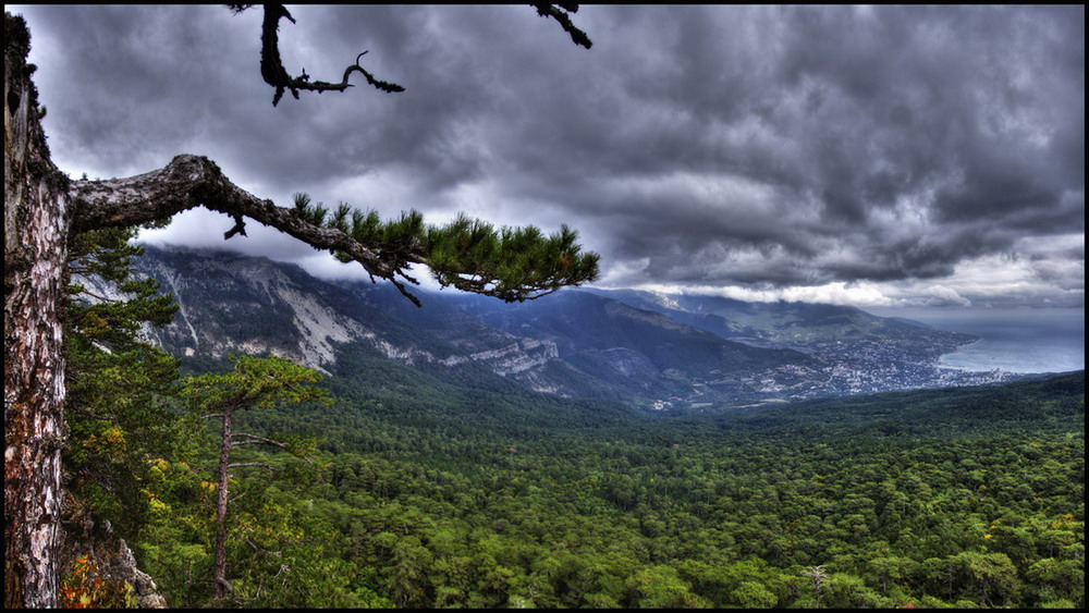 photo "Тучи над Ялтой" tags: panoramic, landscape, 