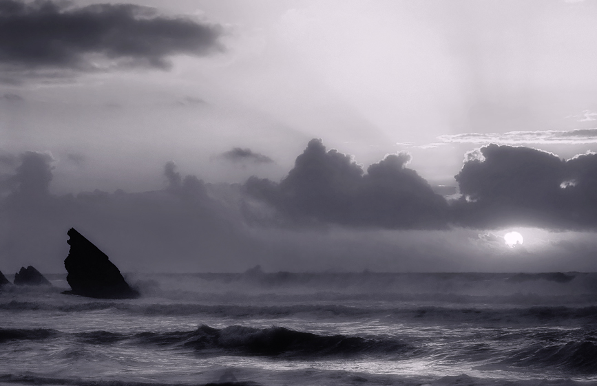 photo "There is a rock on the beach!!" tags: landscape, black&white, water