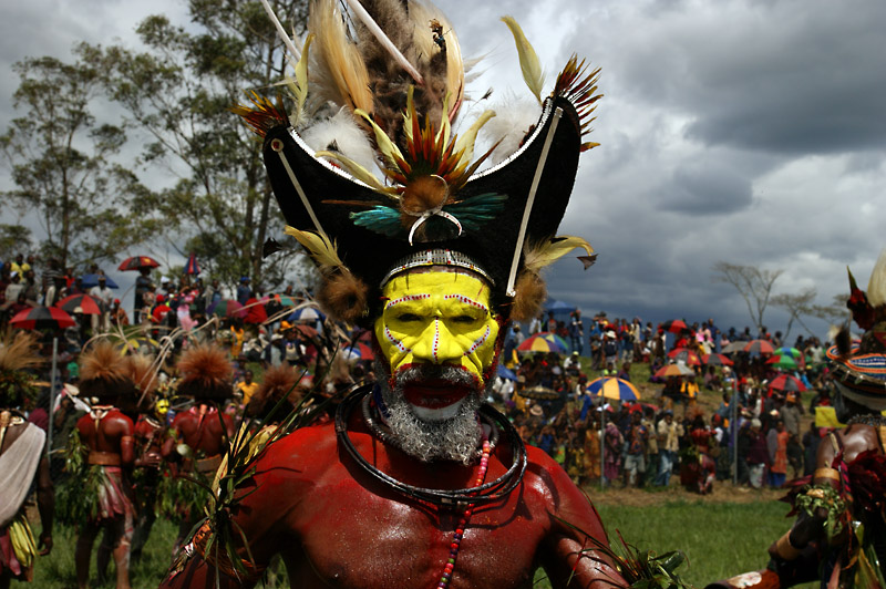 photo "A Huli Tribe man in a ceremonial wig, Mount Hagen Cultural Show" tags: travel, portrait, man