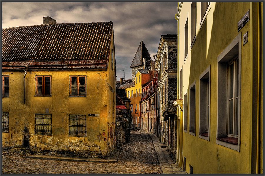 Ушли городок. Таллин дворы. Европейский провинциальный городок. Таллин улицы окраины. Старинные улицы.