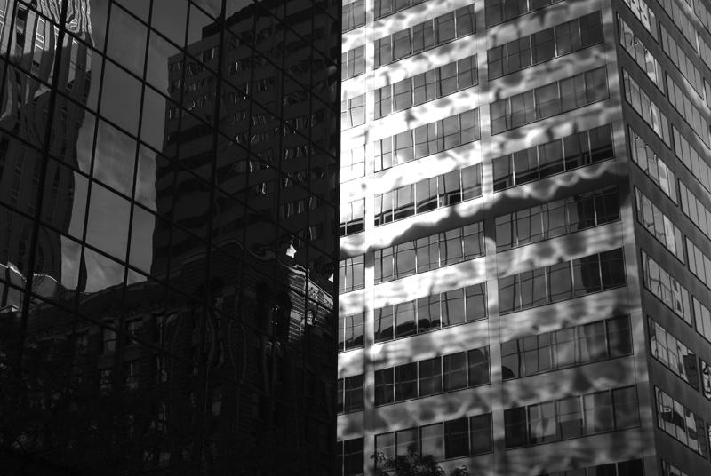 photo "vertical mayham" tags: black&white, city, 