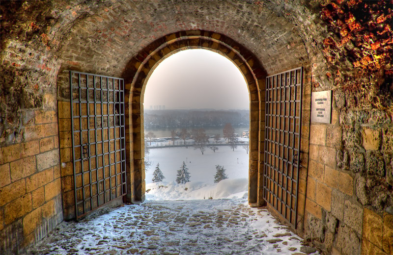 photo "The old gate" tags: architecture, reporting, landscape, 
