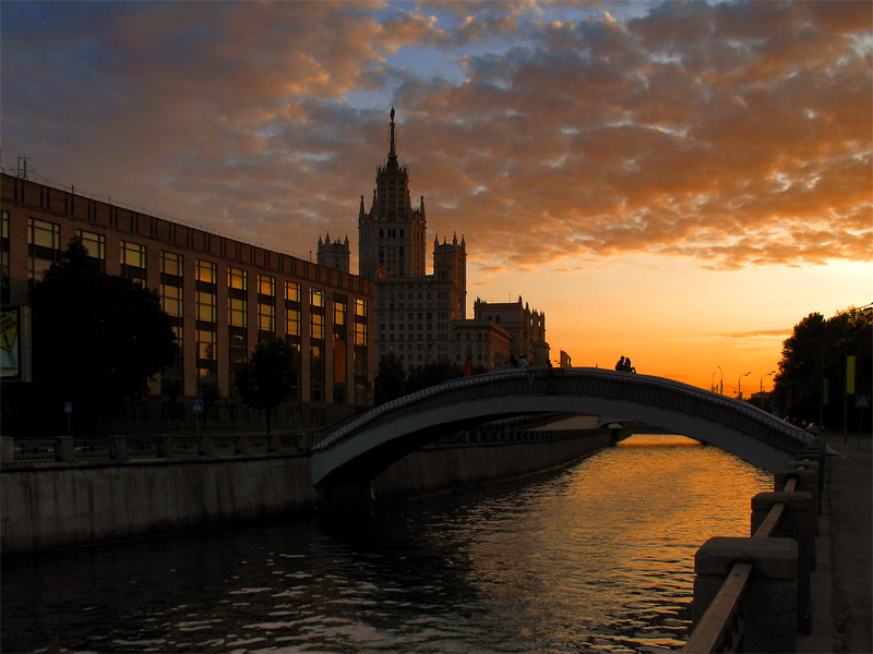 photo "Sunset over Yauzoy river." tags: architecture, landscape, 