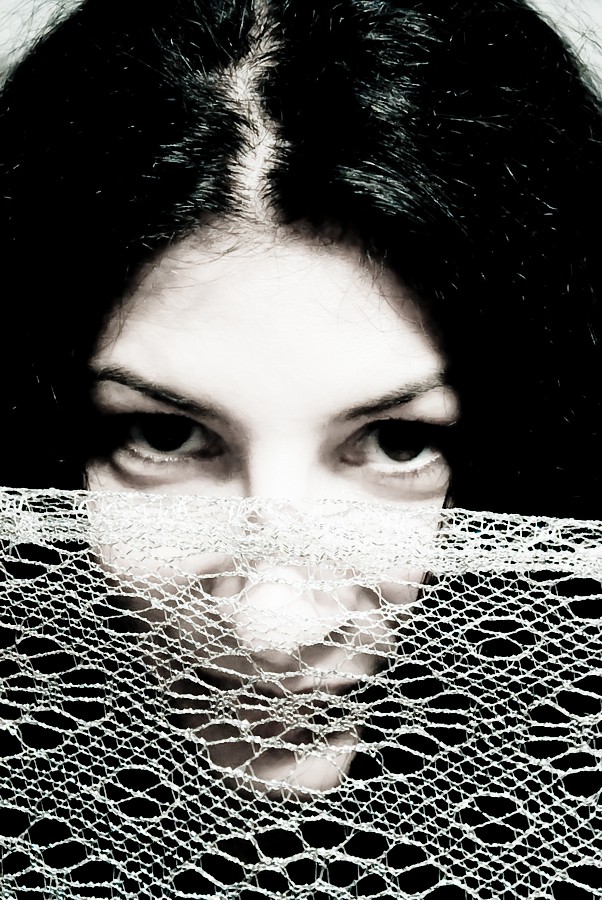 photo "a smile from a veil" tags: portrait, woman