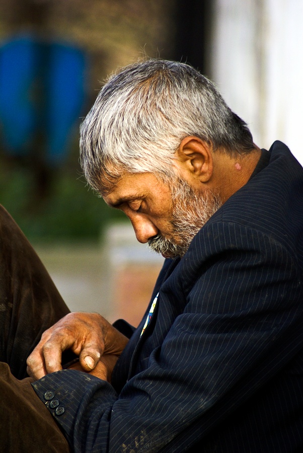 photo "into the other side" tags: portrait, reporting, man