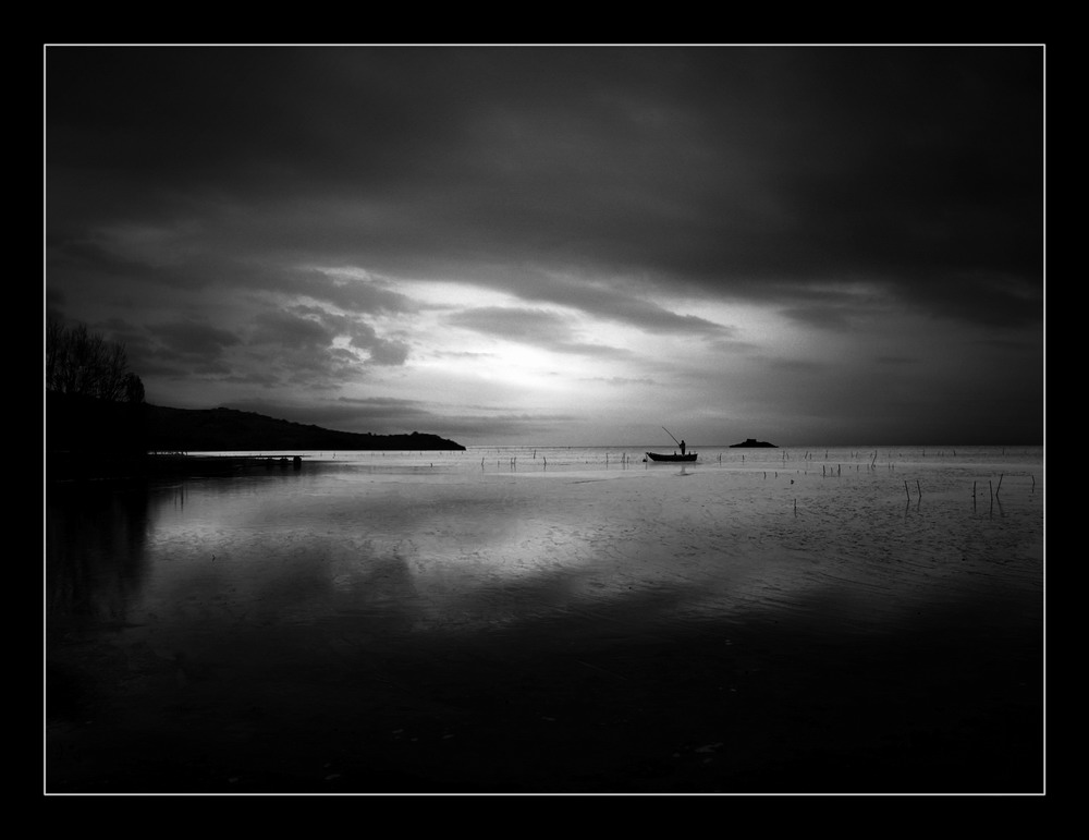 photo "The Fisherman" tags: landscape, black&white, water