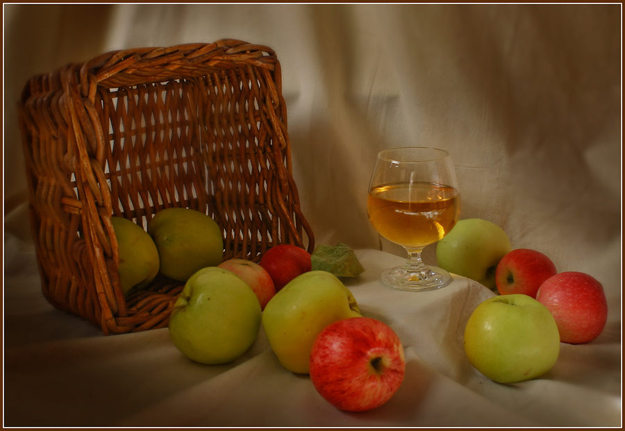 photo "Apple juice, help yourself!" tags: still life, 