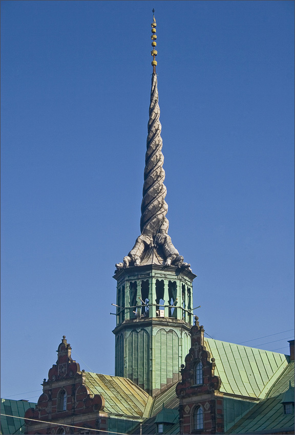 фото "шпиль из хвостов" метки: архитектура, фрагмент, пейзаж, 