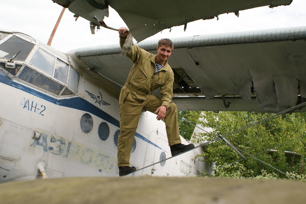 photo "Roman Kulikov & Old Airplane" tags: portrait, technics, man