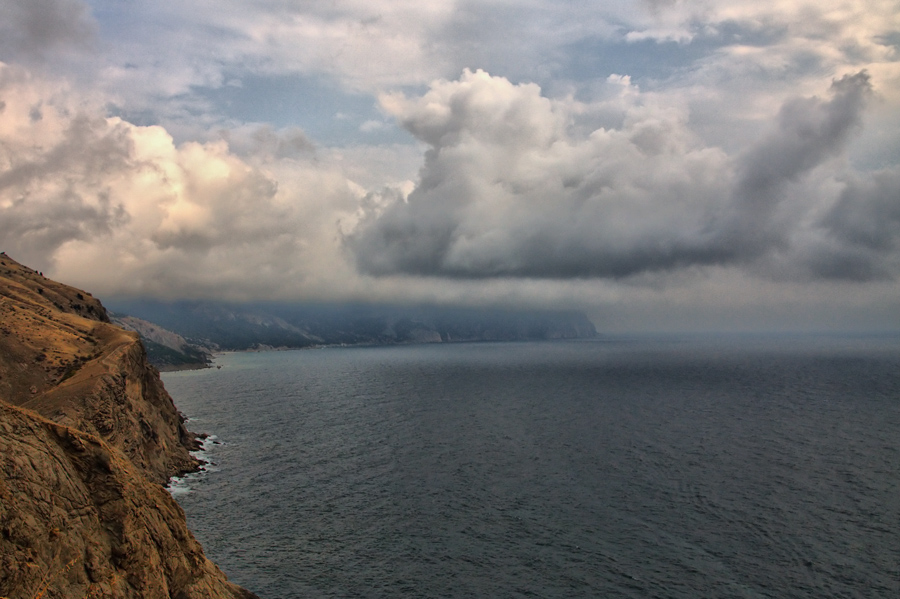 photo "When the sky is scratching mountains..." tags: landscape, clouds, mountains