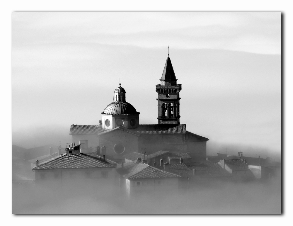 photo "In the mist" tags: architecture, black&white, landscape, 