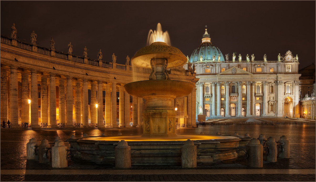 photo "Walking on the sqare" tags: architecture, landscape, night