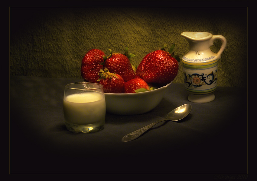 photo "Strawberries and milk" tags: still life, 