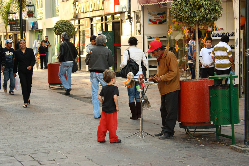 photo "Mirando al musico" tags: travel, reporting, North America