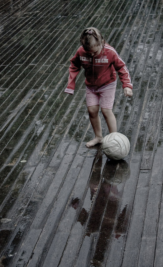 photo "молодое поколение" tags: misc., genre, street, child, девочка, мяч, мячик, сырость