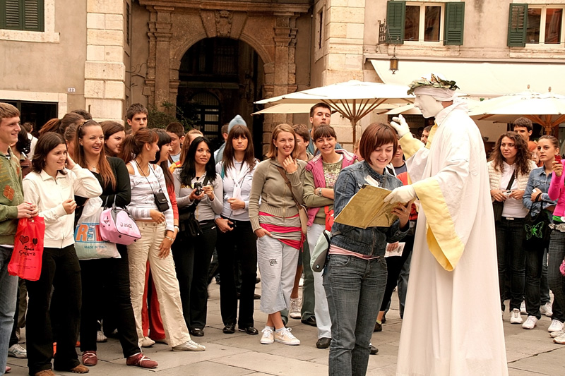 photo "Dante among young people today" tags: reporting, city, 