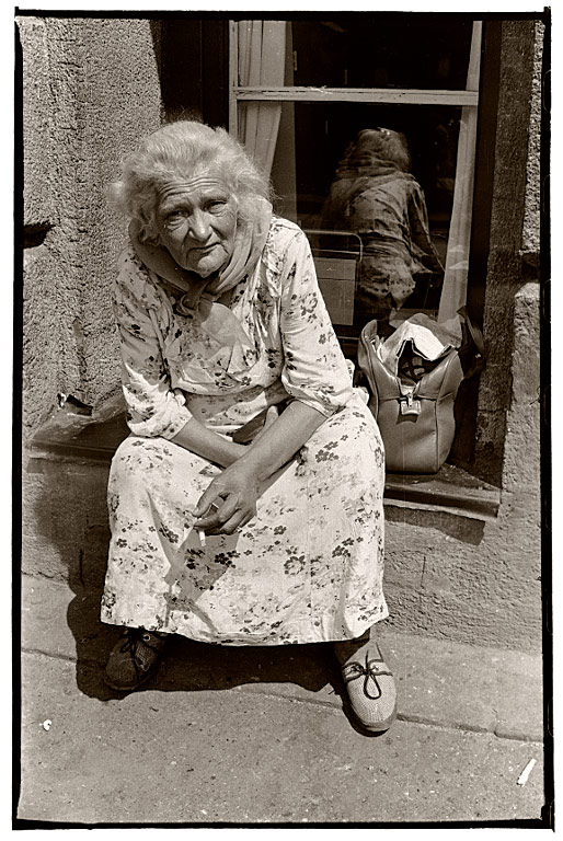 фото "Smoking Near the Railway Station Platform (1979)" метки: жанр, черно-белые, 