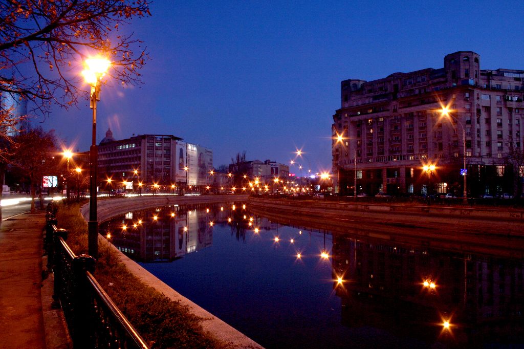 photo "The stars have descended on earth!" tags: landscape, city, Bucharest, night, river