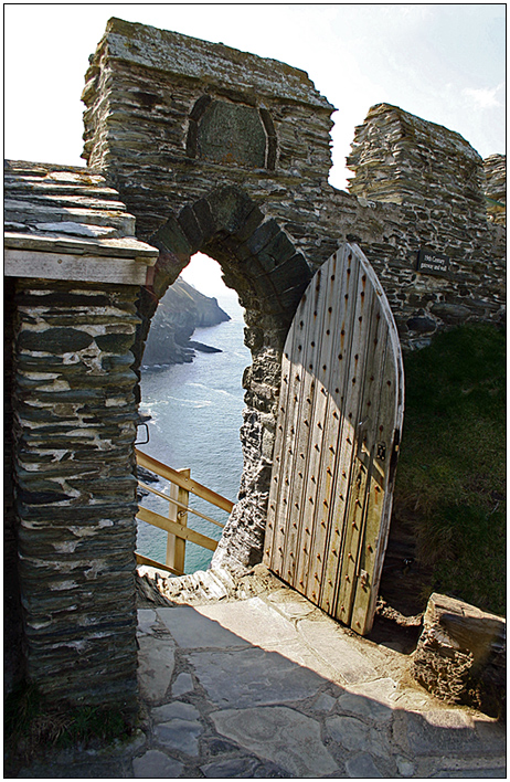photo "The gate in Tintagel Castle." tags: landscape, travel, water