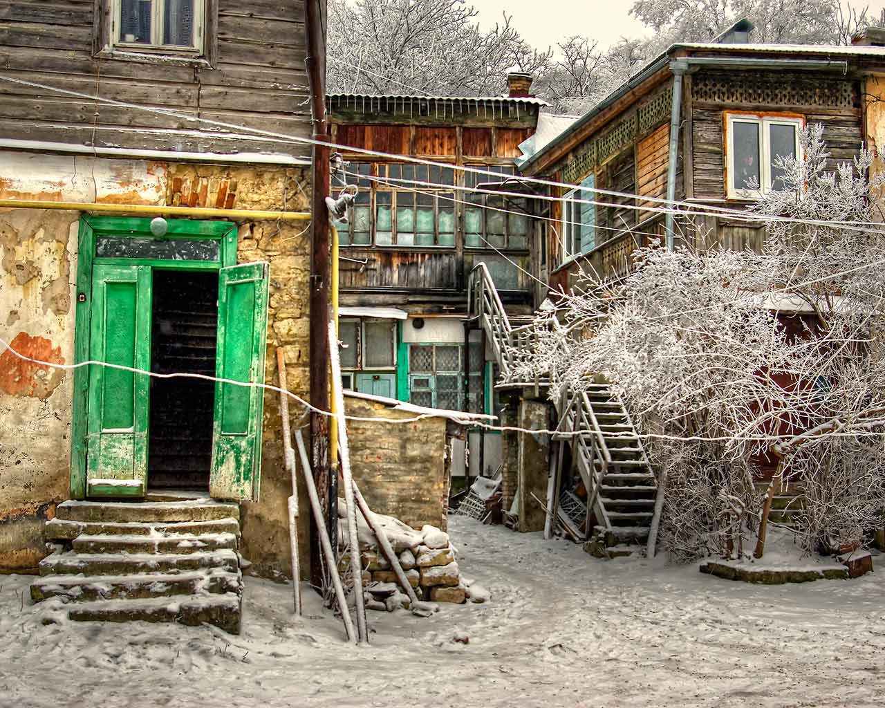 Ул швейников. Старые Дворики Пятигорска. Старый двор. Старинные улочки Росси. Провинциальный дворик.