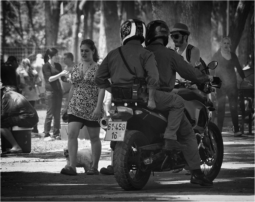 photo "About the police and the lady with the dog" tags: genre, black&white, 