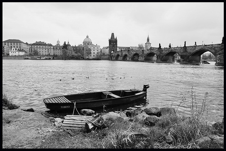 photo "Pека Влтава а Karluv мост" tags: black&white, city, 