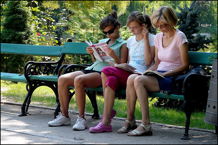 фото "Immersed in reading / Погруженный в чтение." метки: репортаж, город, 