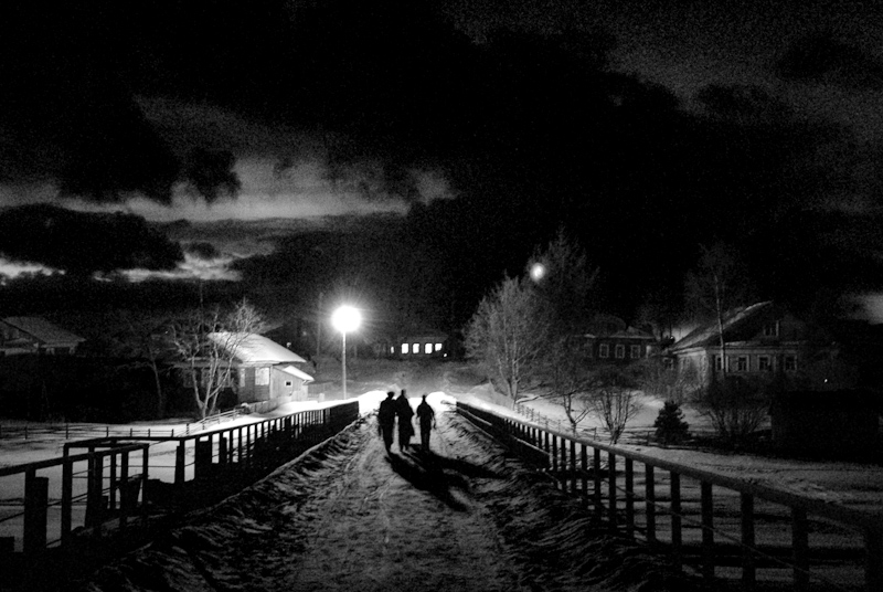 photo "Winter night in the village" tags: black&white, architecture, landscape, 