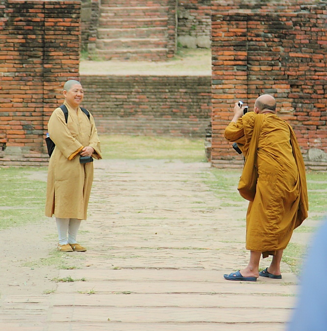 photo "Monks and photographers" tags: travel, reporting, Asia