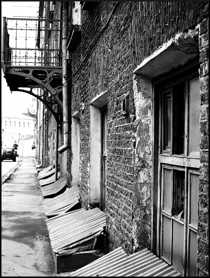 photo "***" tags: city, black&white, 