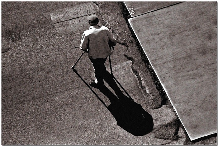 photo "No Burden Too Heavy" tags: black&white, city, 