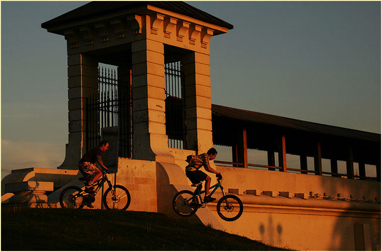 photo "The Evening exercise" tags: genre, architecture, landscape, 