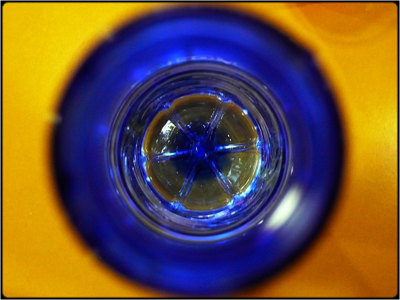 photo "blue circle on yellow table" tags: abstract, macro and close-up, 