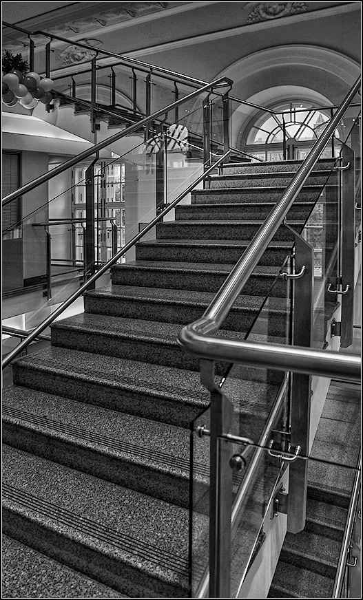 photo "ladder" tags: interior, black&white, 