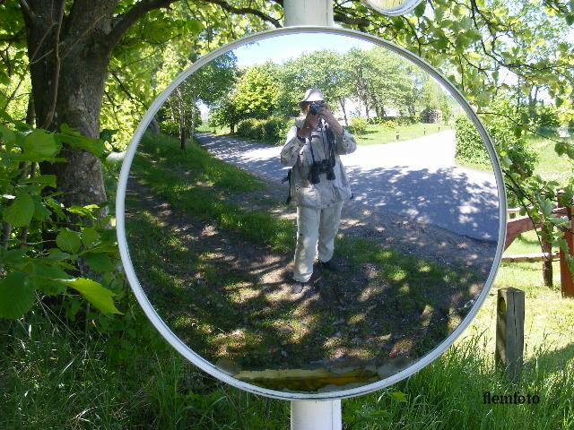 photo "Photograph and writer are working." tags: reporting, 