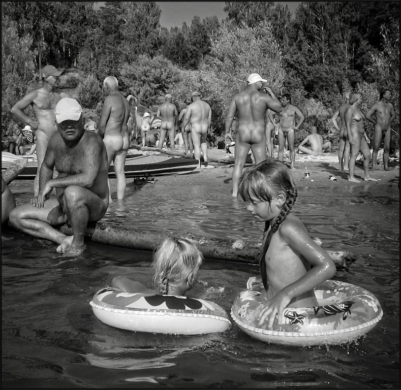 photo "Family Naturism: Dad Spy on the Daughters" tags: nude, black&white, 